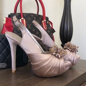 Beautiful Aldo sling backs!!